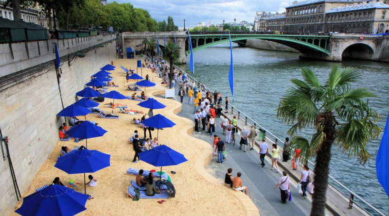 กางเก้าอี้ผ้าใบชิลๆ กับ 15 ชายหาดมนุษย์สร้าง กลางเมือง ชิลไม่แพ้ริมทะเล