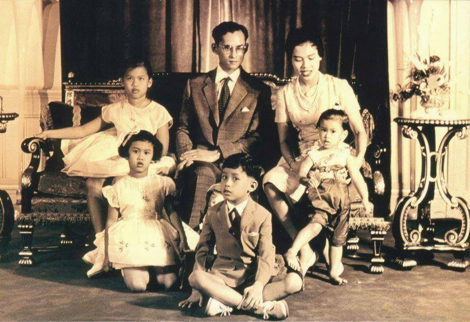 อบอุ่นหัวใจ! ประมวลภาพประทับใจ ในหลวง ร9 ในพระอิริยาบถครอบครัว – UndubZapp
