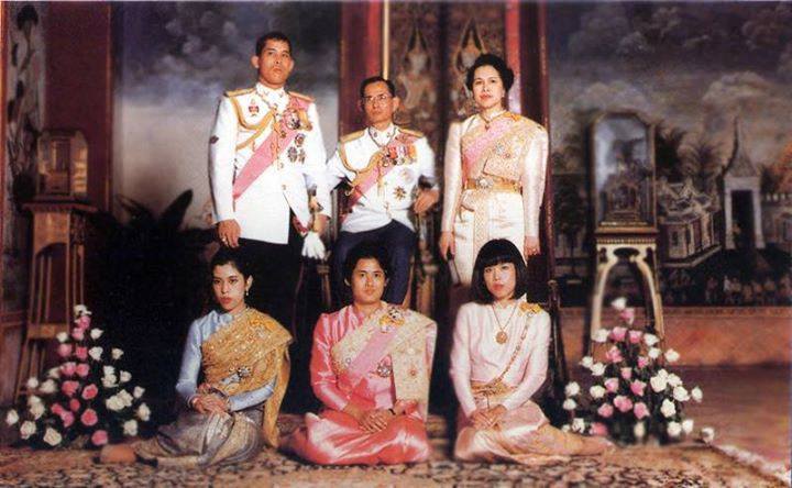 อบอุ่นหัวใจ! ประมวลภาพประทับใจ ในหลวง ร9 ในพระอิริยาบถครอบครัว