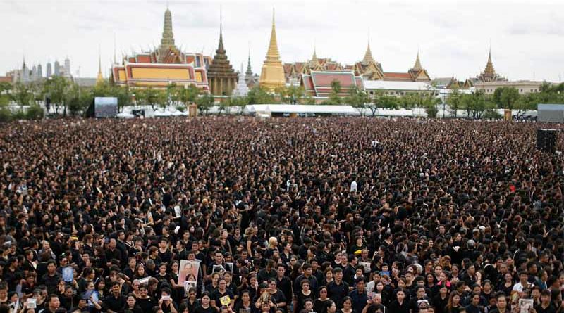 ประวัติศาสตร์ต้องจารึก! พสกนิกรชาวไทยร่วมร้องเพลงสรรเสริญพระบารมี กระหึ่มท้องสนามหลวง