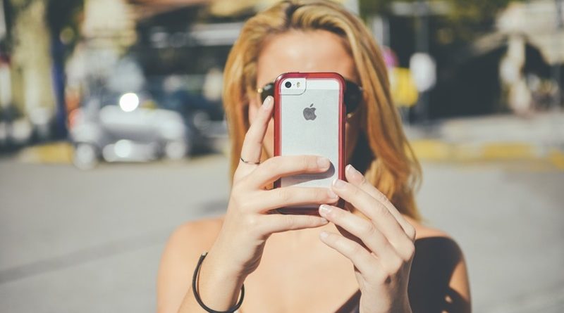 รัวกล้องหน้าให้ไว! 10 เทคนิค Selfie เรียกไลก์ฉบับซุปตาร์ตัวแม่